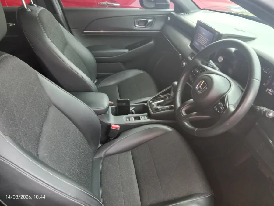 Foto Mobil Bekas Kabin Depan Honda HR-V 1.5 SE tahun 2024