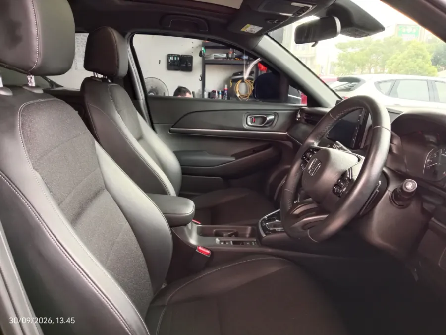 Foto Mobil Bekas Kabin Depan Honda HR-V 1.5 SE tahun 2024