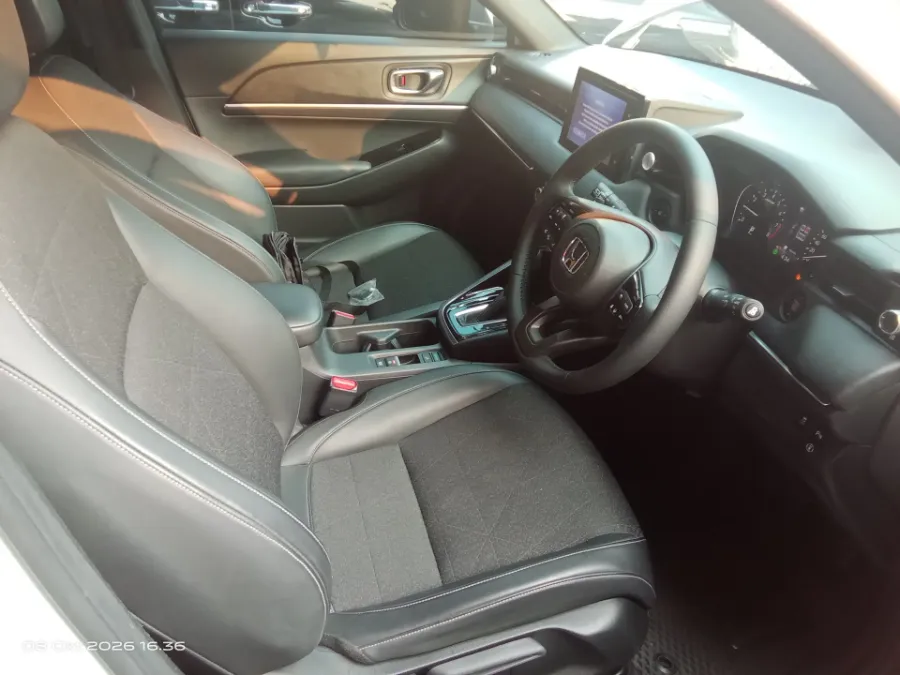 Foto Mobil Bekas Kabin Depan Honda HR-V 1.5 SE tahun 2024