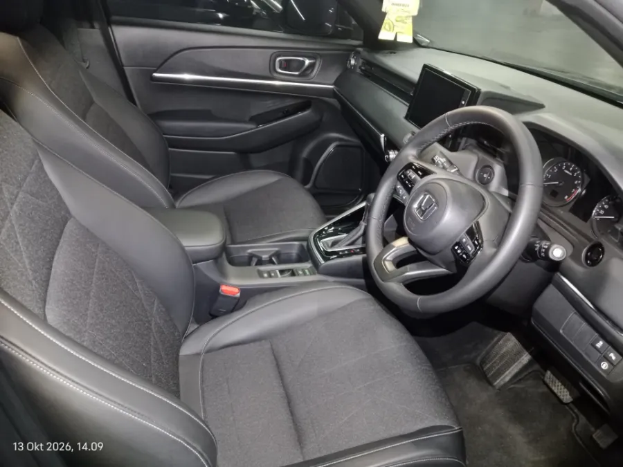 Foto Mobil Bekas Kabin Depan Honda HR-V 1.5 SE tahun 2024