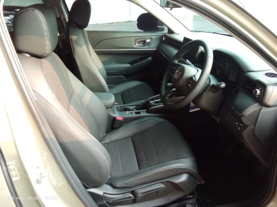 Foto Mobil Bekas Kabin Depan Honda HR-V 1.5 SE tahun 2025