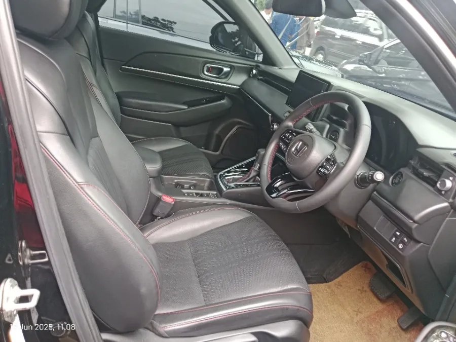 Foto Mobil Bekas Kabin Depan Honda HR-V 1.5 Turbo RS tahun 2022