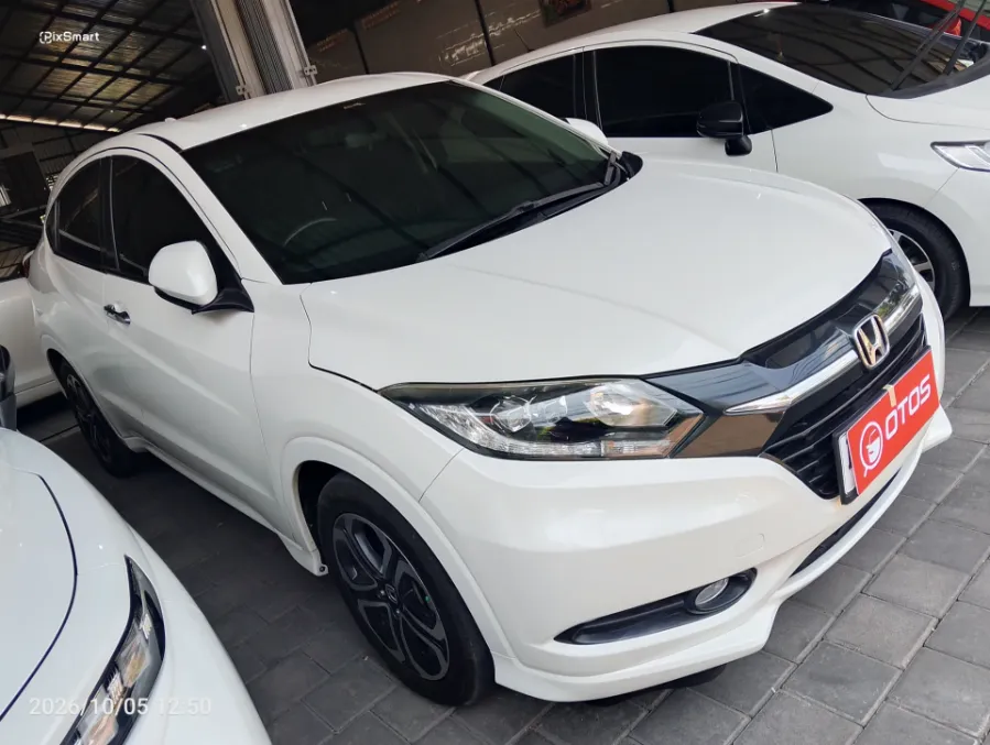 Foto Mobil Bekas Kanan Depan Honda HR-V 1.8 E tahun 2016