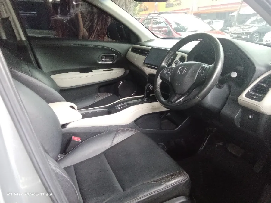Foto Mobil Bekas Kabin Depan Honda HR-V 1.8 Prestige tahun 2016