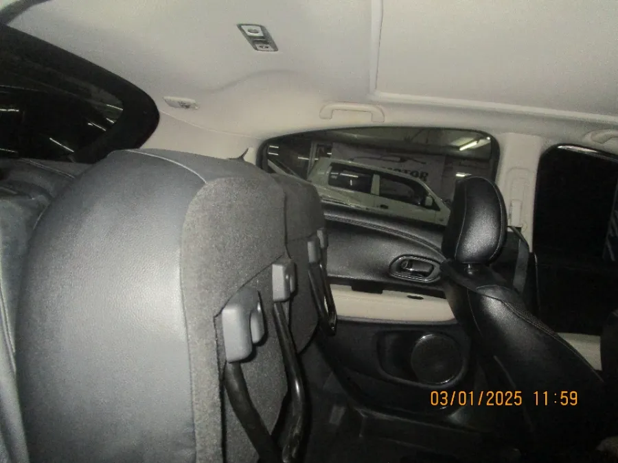 Foto Mobil Bekas Kabin Belakang Honda HR-V 1.8 RS tahun 2015