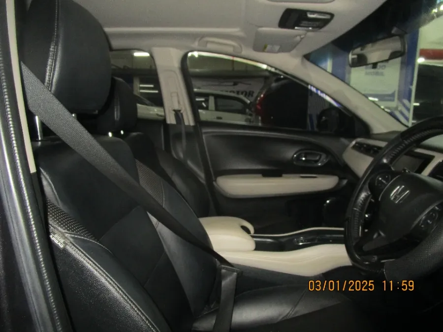 Foto Mobil Bekas Kabin Depan Honda HR-V 1.8 RS tahun 2015