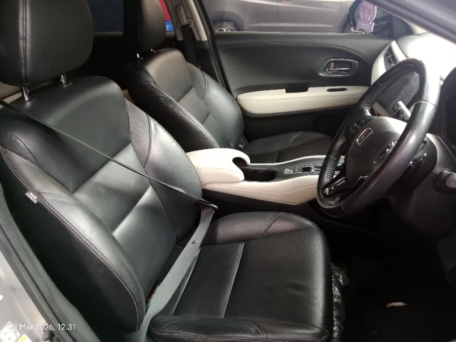 Foto Mobil Bekas Kabin Depan Honda HR-V 1.8 RS tahun 2015