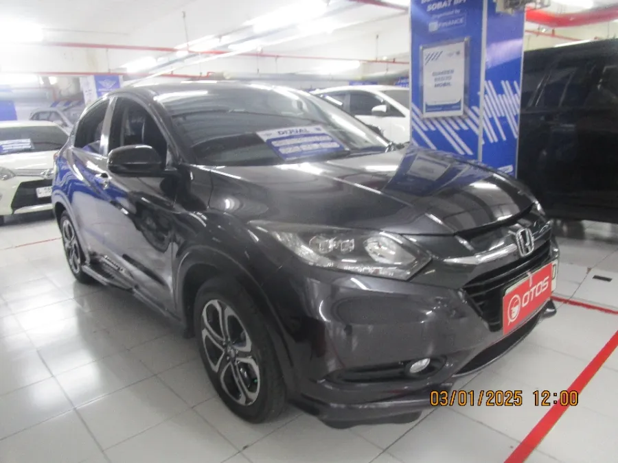 Foto Mobil Bekas Kanan Depan Honda HR-V 1.8 RS tahun 2015
