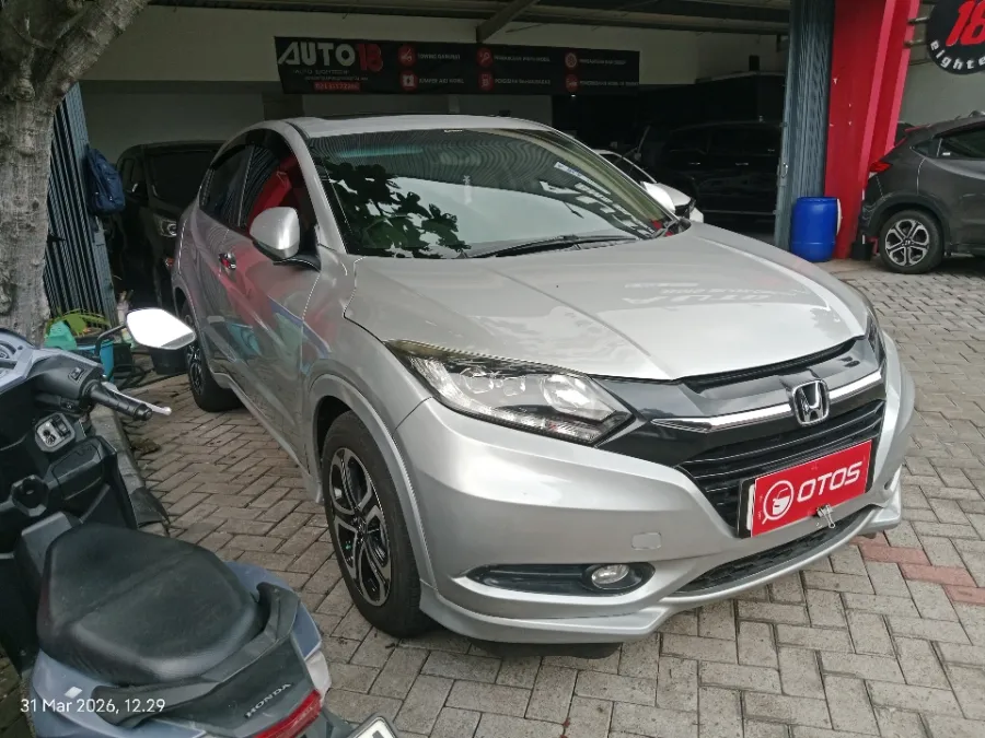 Foto Mobil Bekas Kanan Depan Honda HR-V 1.8 RS tahun 2015