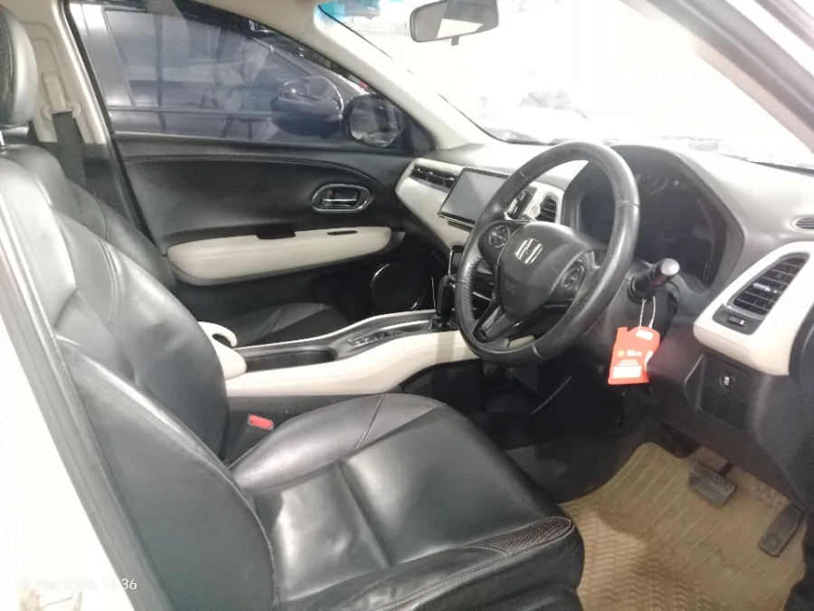 Foto Mobil Bekas Kabin Depan Honda HR-V 1.8 RS tahun 2016