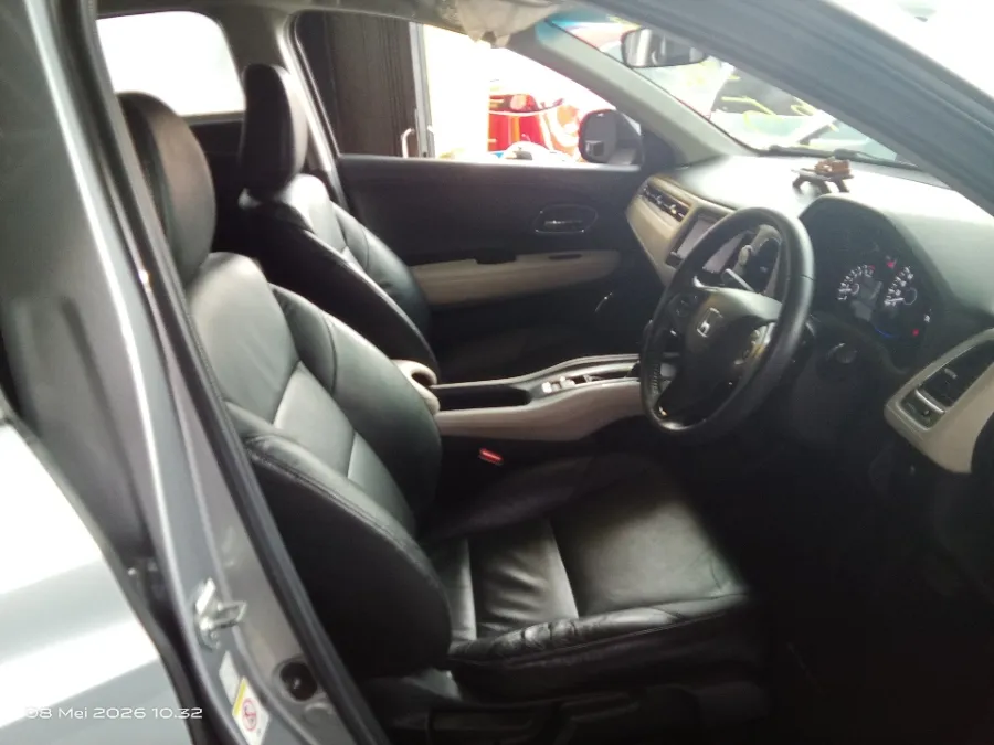 Foto Mobil Bekas Kabin Depan Honda HR-V 1.8 RS tahun 2016