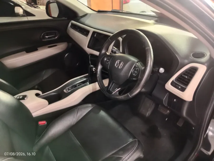 Foto Mobil Bekas Kabin Depan Honda HR-V 1.8 RS tahun 2016