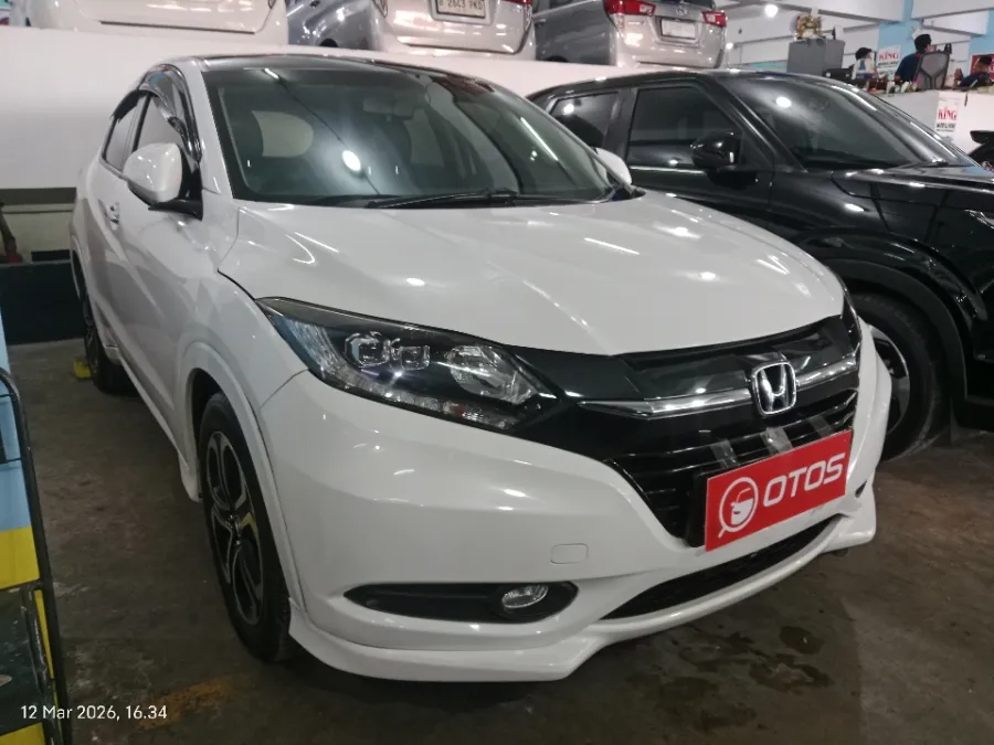 Foto Mobil Bekas Kanan Depan Honda HR-V 1.8 RS tahun 2016