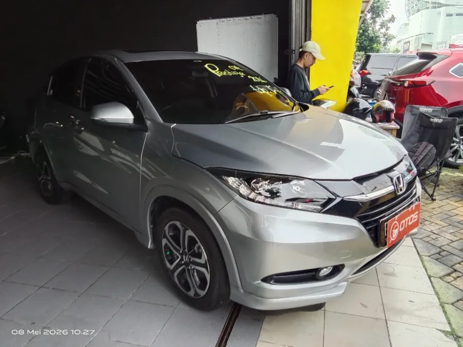Foto Mobil Bekas Kanan Depan Honda HR-V 1.8 RS tahun 2016
