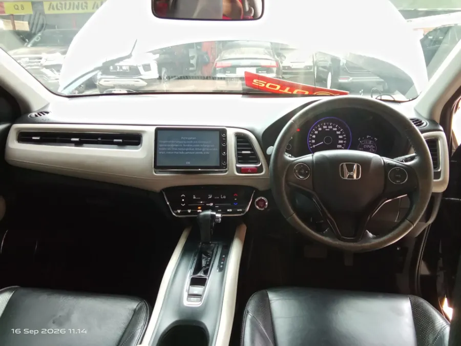 Foto Mobil Bekas Dashboard Honda HR-V 1.8 RS tahun 2017