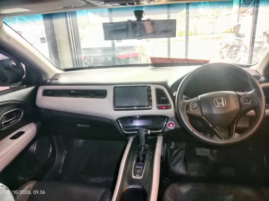 Foto Mobil Bekas Dashboard Honda HR-V 1.8 RS tahun 2017