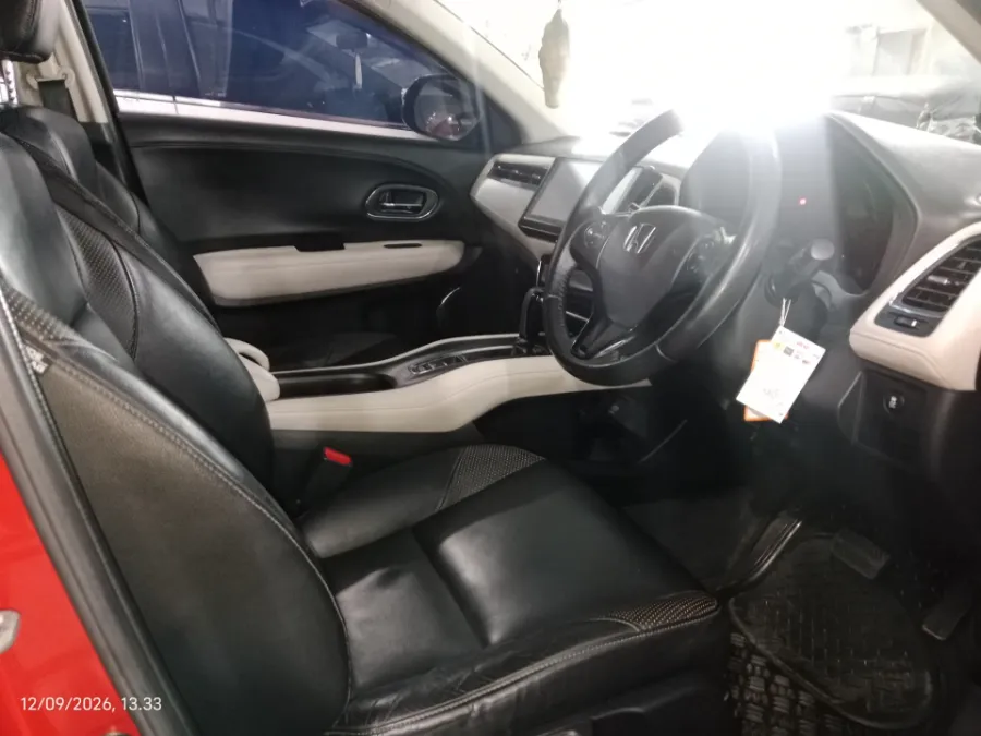 Foto Mobil Bekas Kabin Depan Honda HR-V 1.8 RS tahun 2017