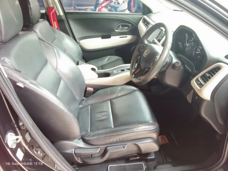 Foto Mobil Bekas Kabin Depan Honda HR-V 1.8 RS tahun 2017