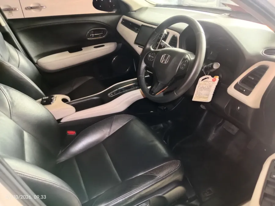 Foto Mobil Bekas Kabin Depan Honda HR-V 1.8 RS tahun 2017