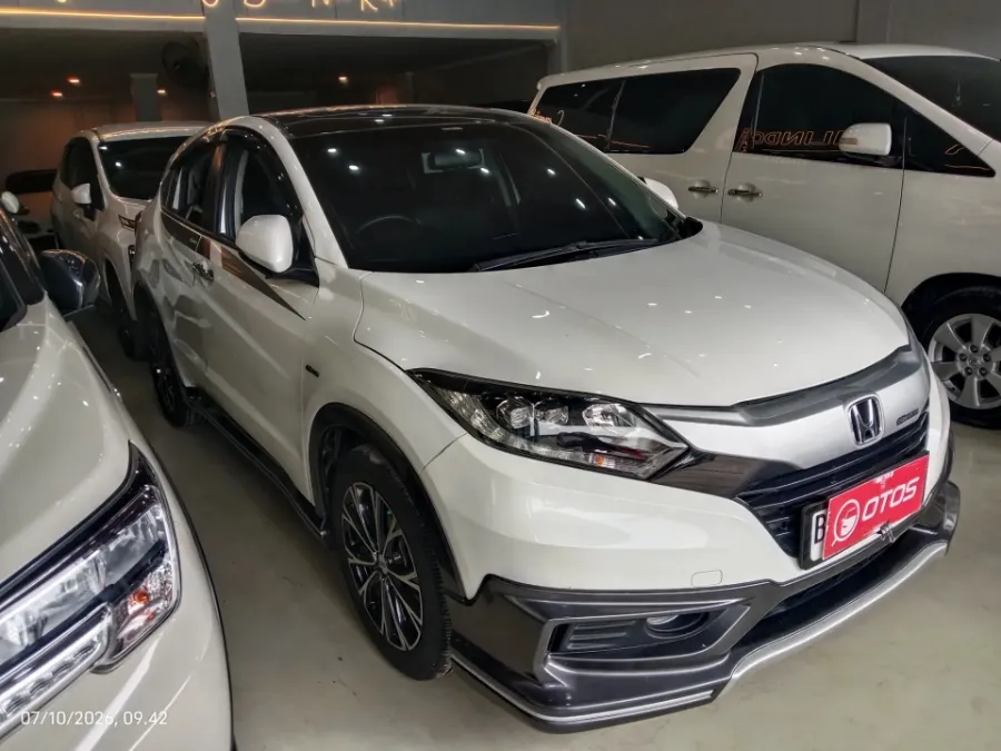 Foto Mobil Bekas Kanan Depan Honda HR-V 1.8 RS tahun 2017