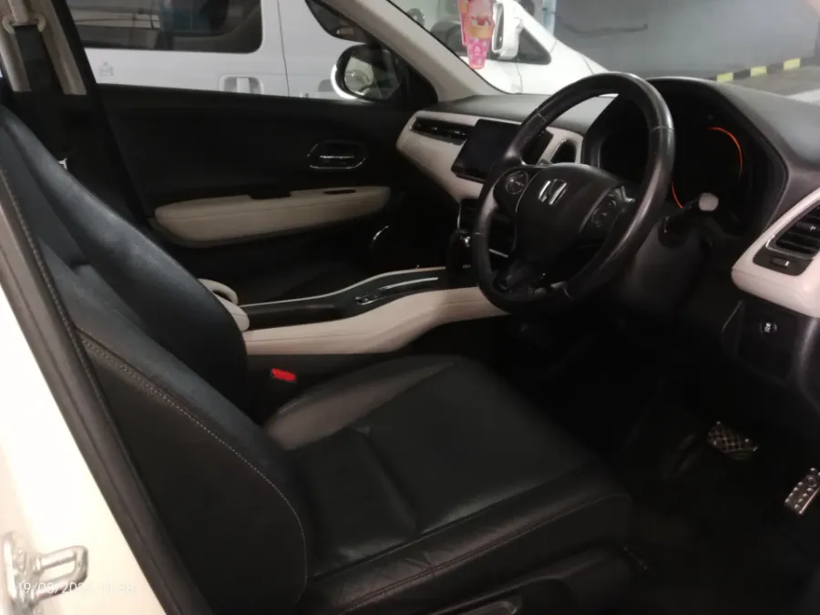 Foto Mobil Bekas Kabin Depan Honda HR-V 1.8 RS tahun 2020