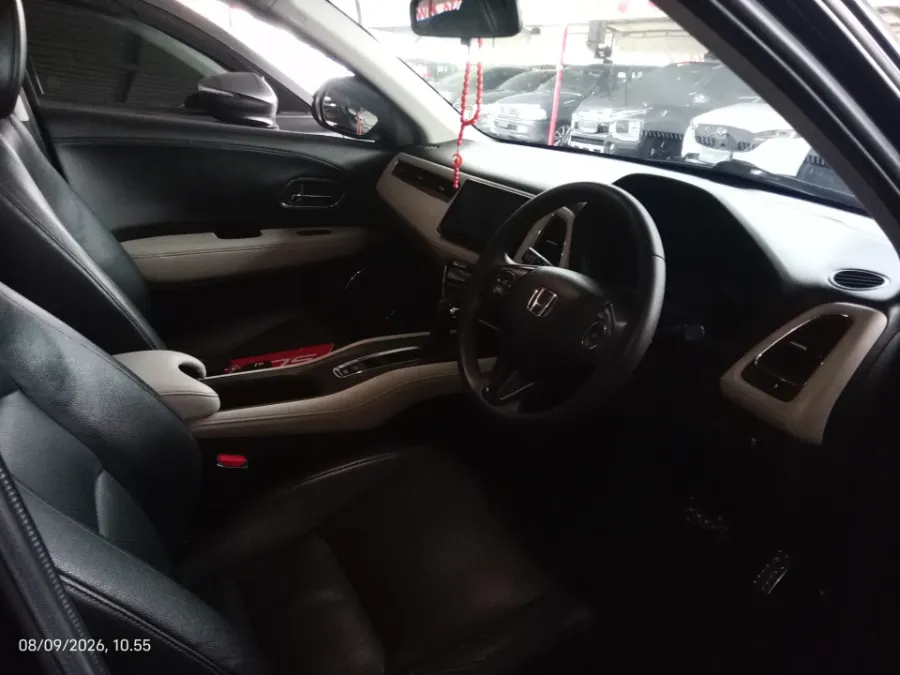 Foto Mobil Bekas Kabin Depan Honda HR-V 1.8 RS tahun 2020