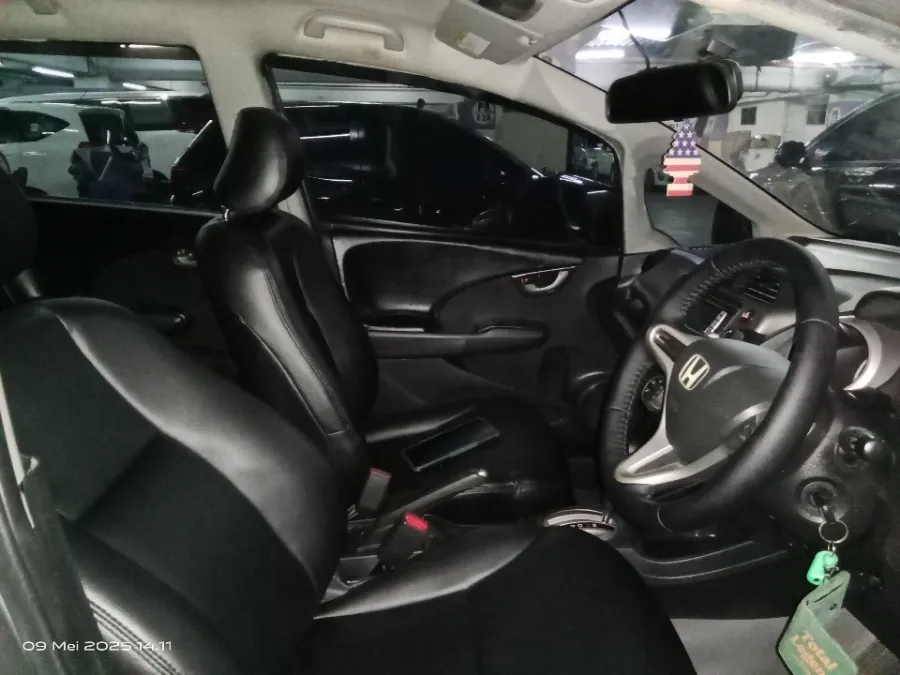 Foto Mobil Bekas Kabin Depan Honda Jazz 1.5 E tahun 2008