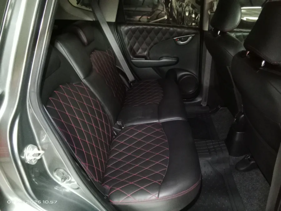 Foto Mobil Bekas Kabin Belakang Honda Jazz 1.5 E tahun 2014