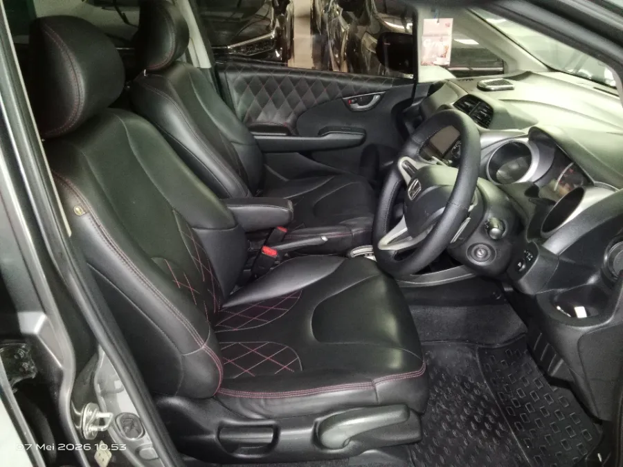 Foto Mobil Bekas Kabin Depan Honda Jazz 1.5 E tahun 2014