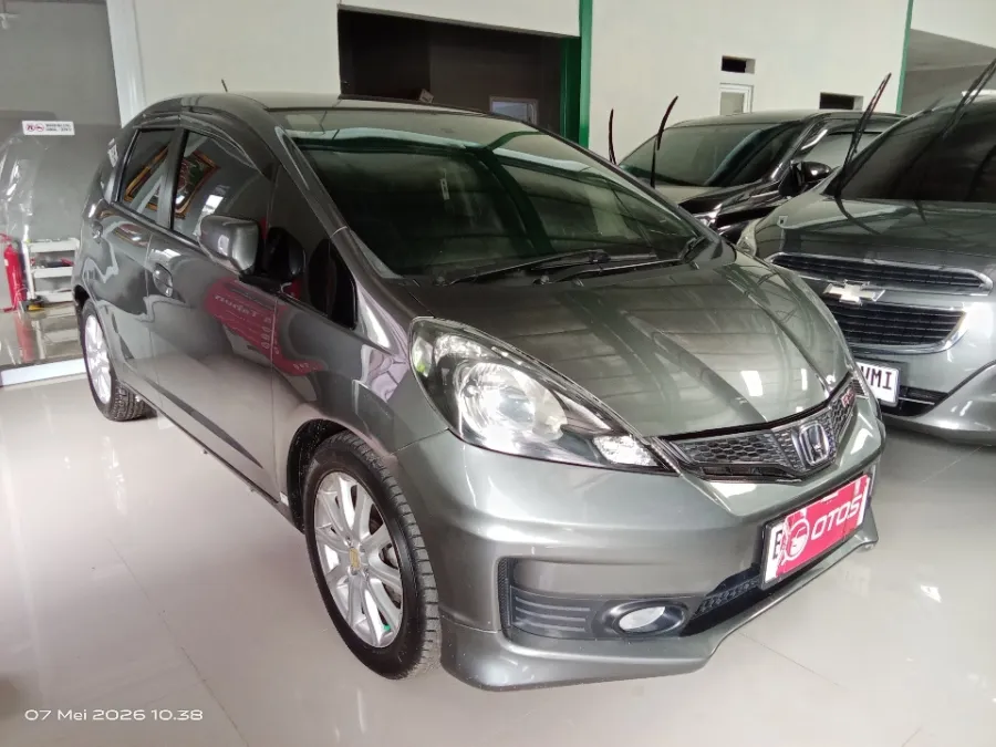 Foto Mobil Bekas Kanan Depan Honda Jazz 1.5 E tahun 2014