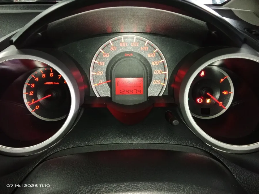 Foto Mobil Bekas Odometer Honda Jazz 1.5 E tahun 2014