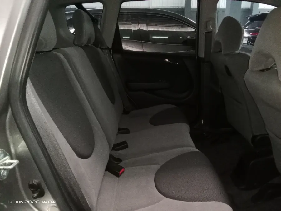Foto Mobil Bekas Kabin Belakang Honda Jazz 1.5 i-DSI tahun 2006