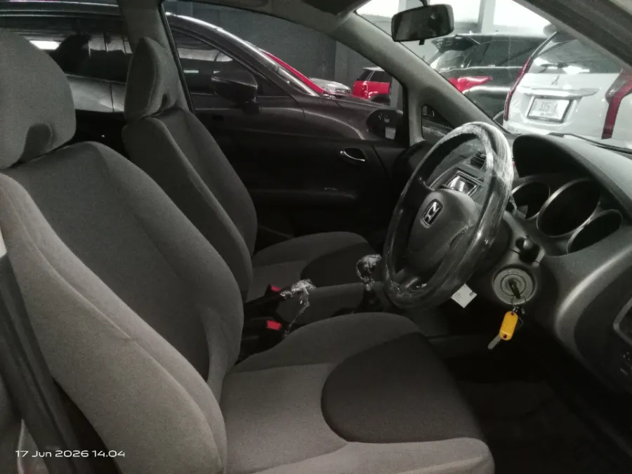 Foto Mobil Bekas Kabin Depan Honda Jazz 1.5 i-DSI tahun 2006