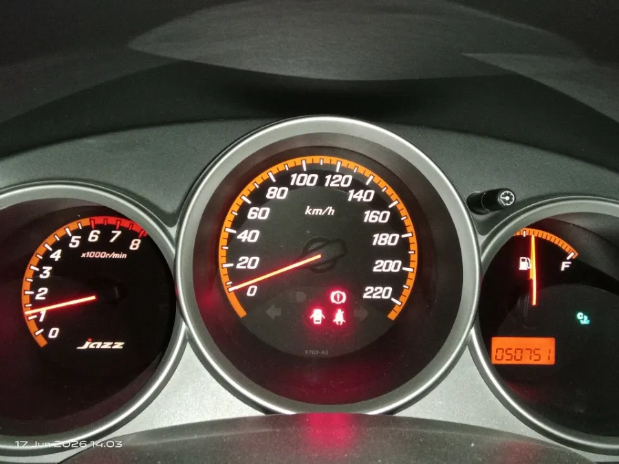Foto Mobil Bekas Odometer Honda Jazz 1.5 i-DSI tahun 2006