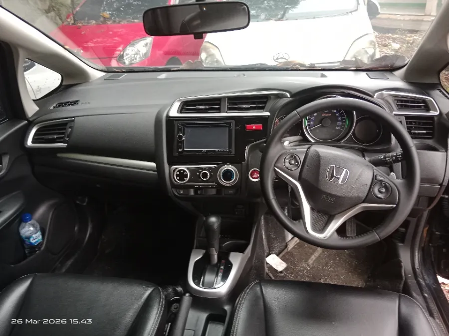 Foto Mobil Bekas Dashboard Honda Jazz 1.5 RS tahun 2015