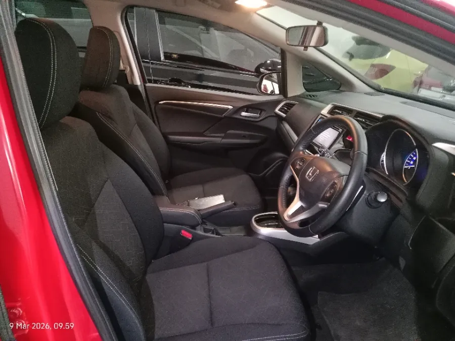 Foto Mobil Bekas Kabin Depan Honda Jazz 1.5 RS tahun 2015