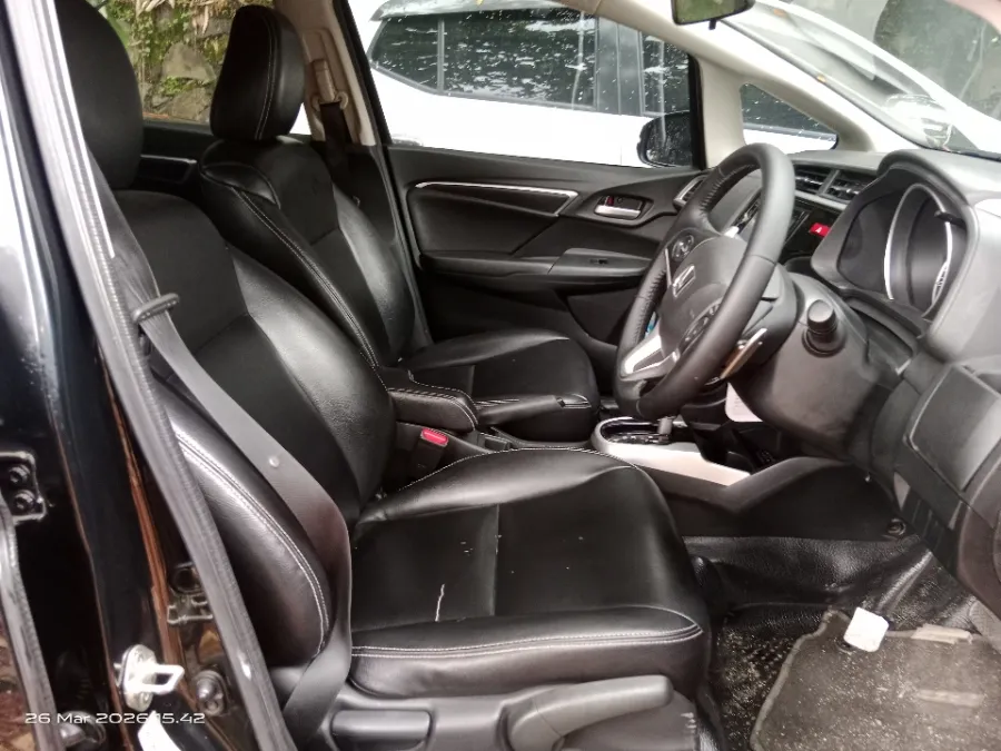 Foto Mobil Bekas Kabin Depan Honda Jazz 1.5 RS tahun 2015