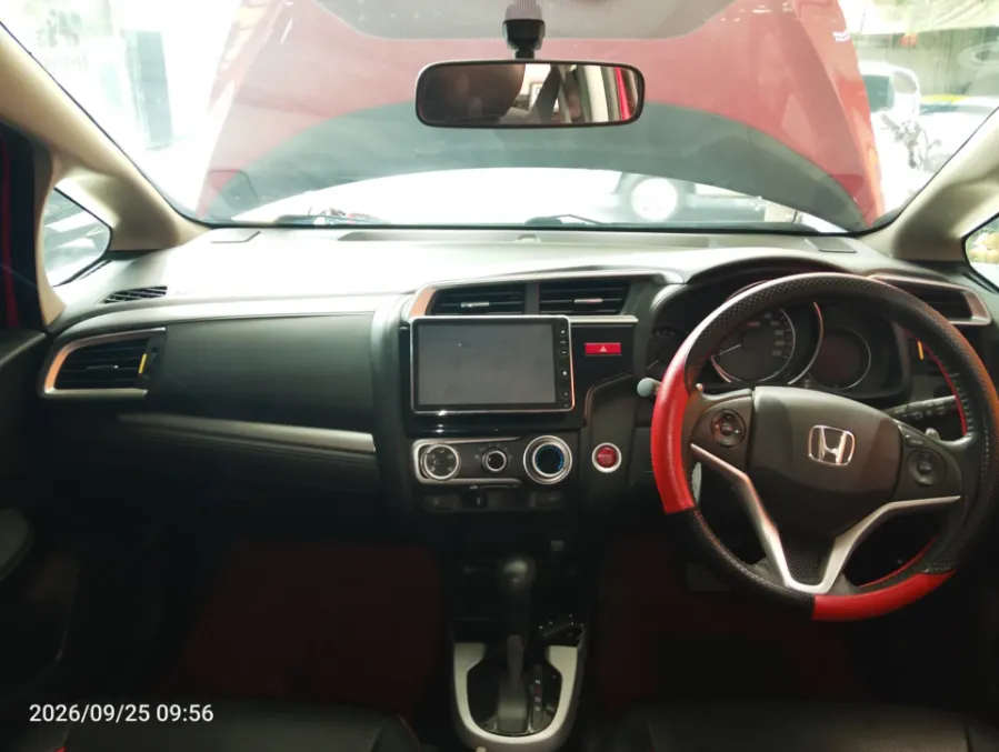 Foto Mobil Bekas Dashboard Honda Jazz 1.5 RS tahun 2016