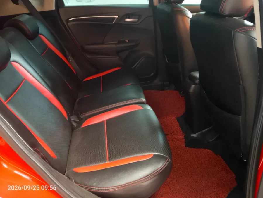 Foto Mobil Bekas Kabin Belakang Honda Jazz 1.5 RS tahun 2016