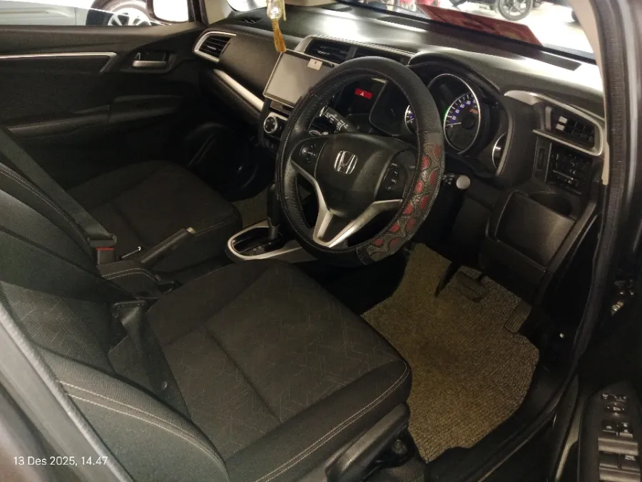 Foto Mobil Bekas Kabin Depan Honda Jazz 1.5 RS tahun 2016