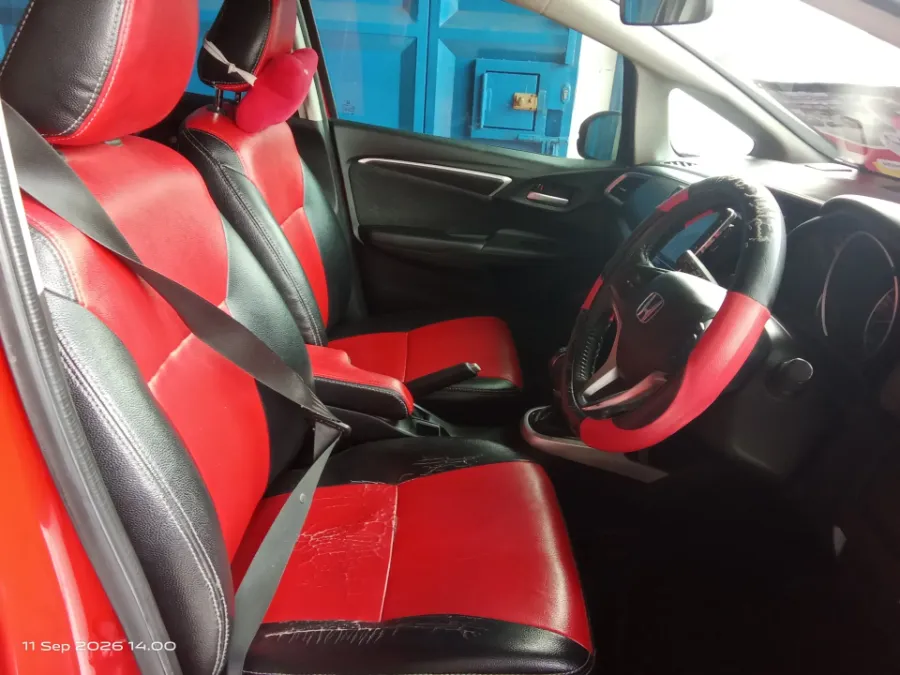 Foto Mobil Bekas Kabin Depan Honda Jazz 1.5 RS tahun 2016