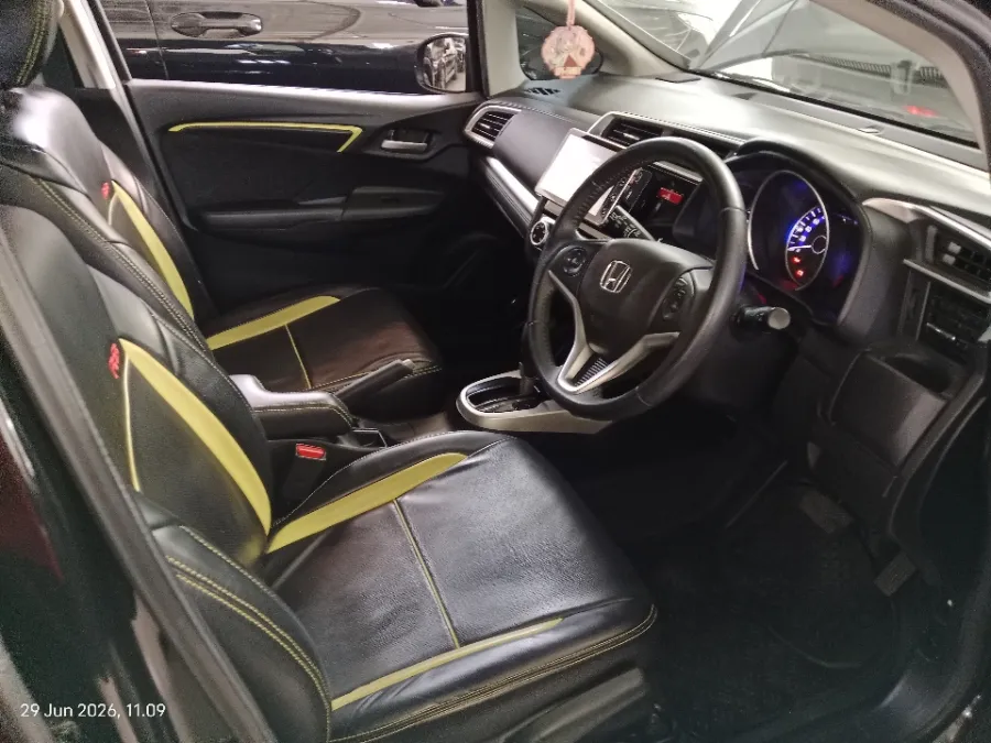 Foto Mobil Bekas Kabin Depan Honda Jazz 1.5 RS tahun 2016