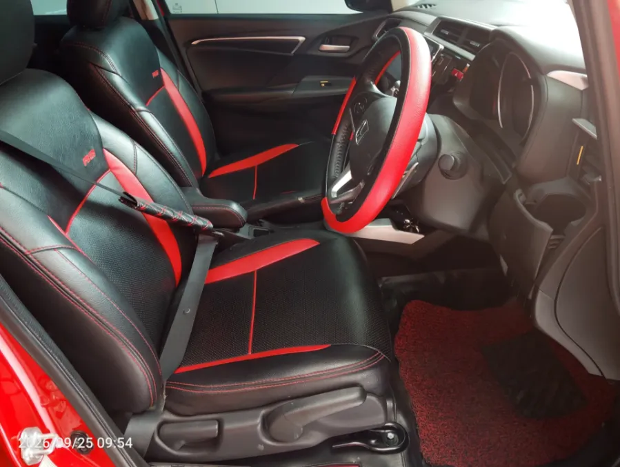 Foto Mobil Bekas Kabin Depan Honda Jazz 1.5 RS tahun 2016