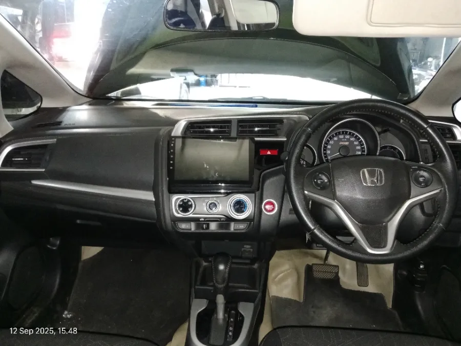 Foto Mobil Bekas Dashboard Honda Jazz 1.5 RS tahun 2017