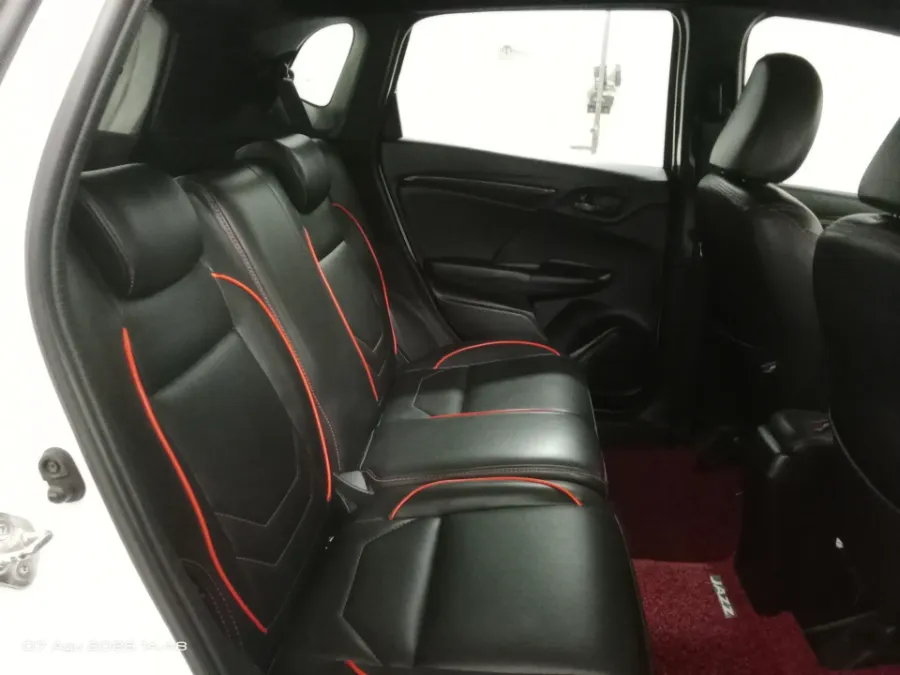 Foto Mobil Bekas Kabin Belakang Honda Jazz 1.5 RS tahun 2017