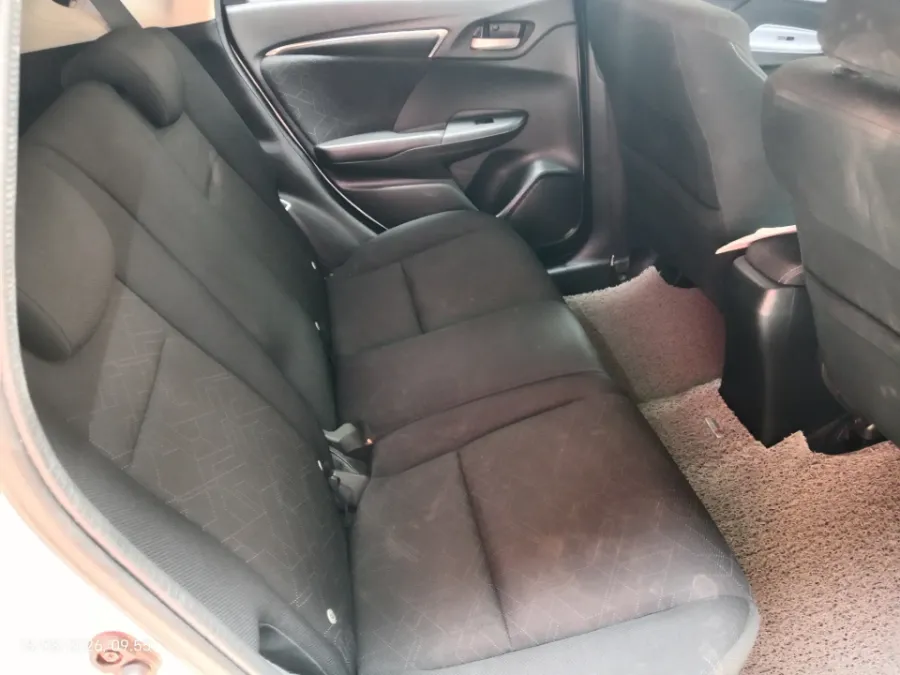 Foto Mobil Bekas Kabin Belakang Honda Jazz 1.5 RS tahun 2017