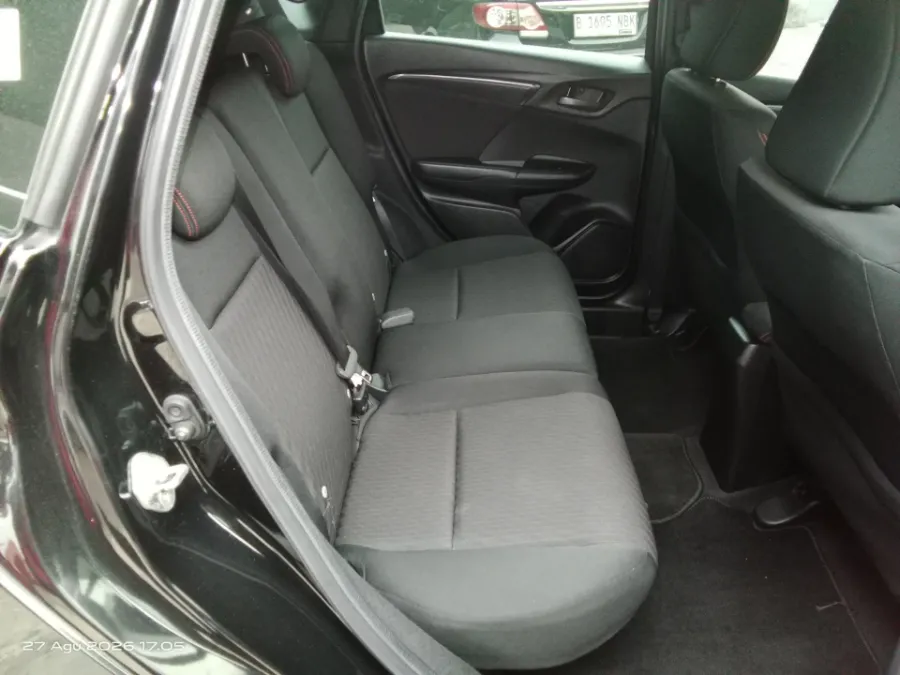 Foto Mobil Bekas Kabin Belakang Honda Jazz 1.5 RS tahun 2017