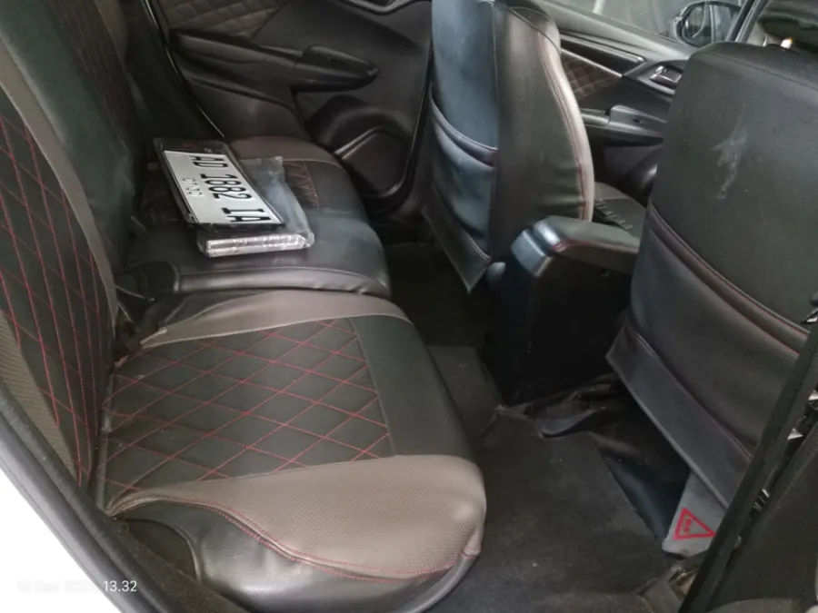 Foto Mobil Bekas Kabin Belakang Honda Jazz 1.5 RS tahun 2017