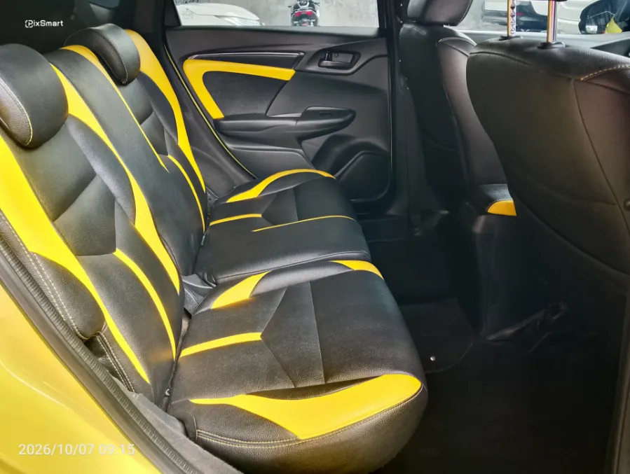 Foto Mobil Bekas Kabin Belakang Honda Jazz 1.5 RS tahun 2017