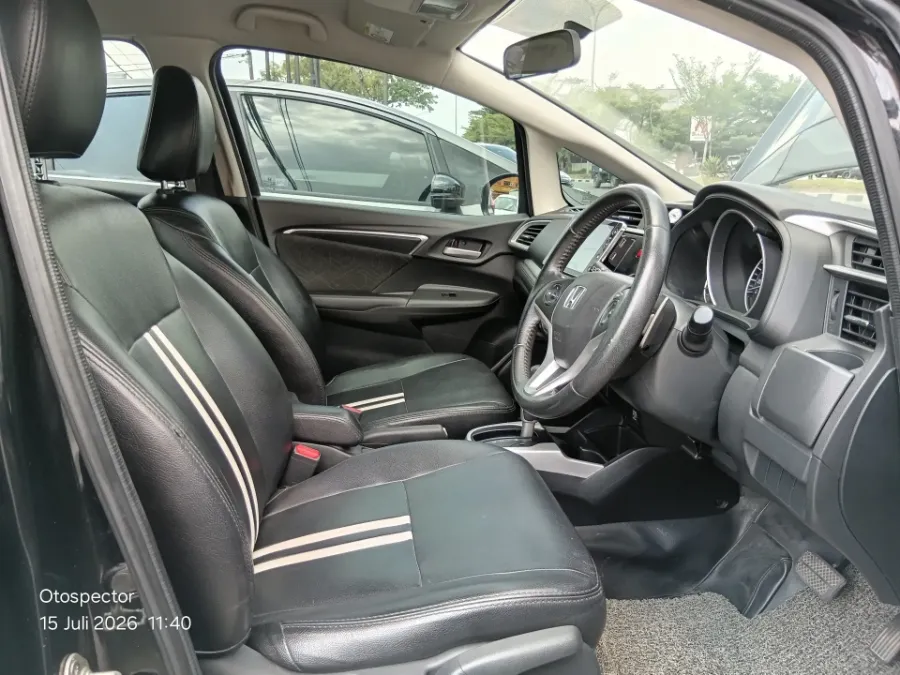 Foto Mobil Bekas Kabin Depan Honda Jazz 1.5 RS tahun 2017
